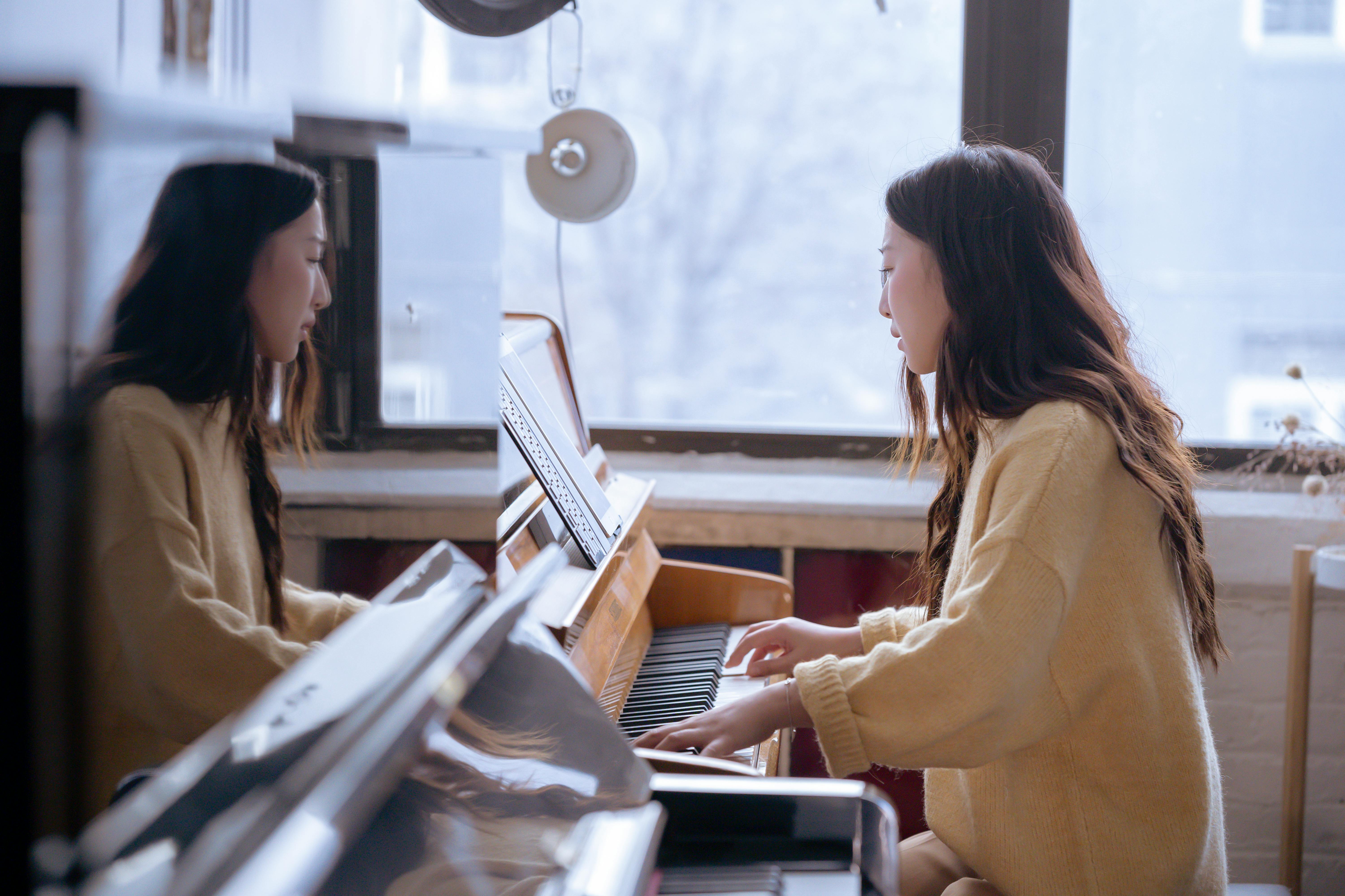 Estudiantes de piano disfrutando clases online